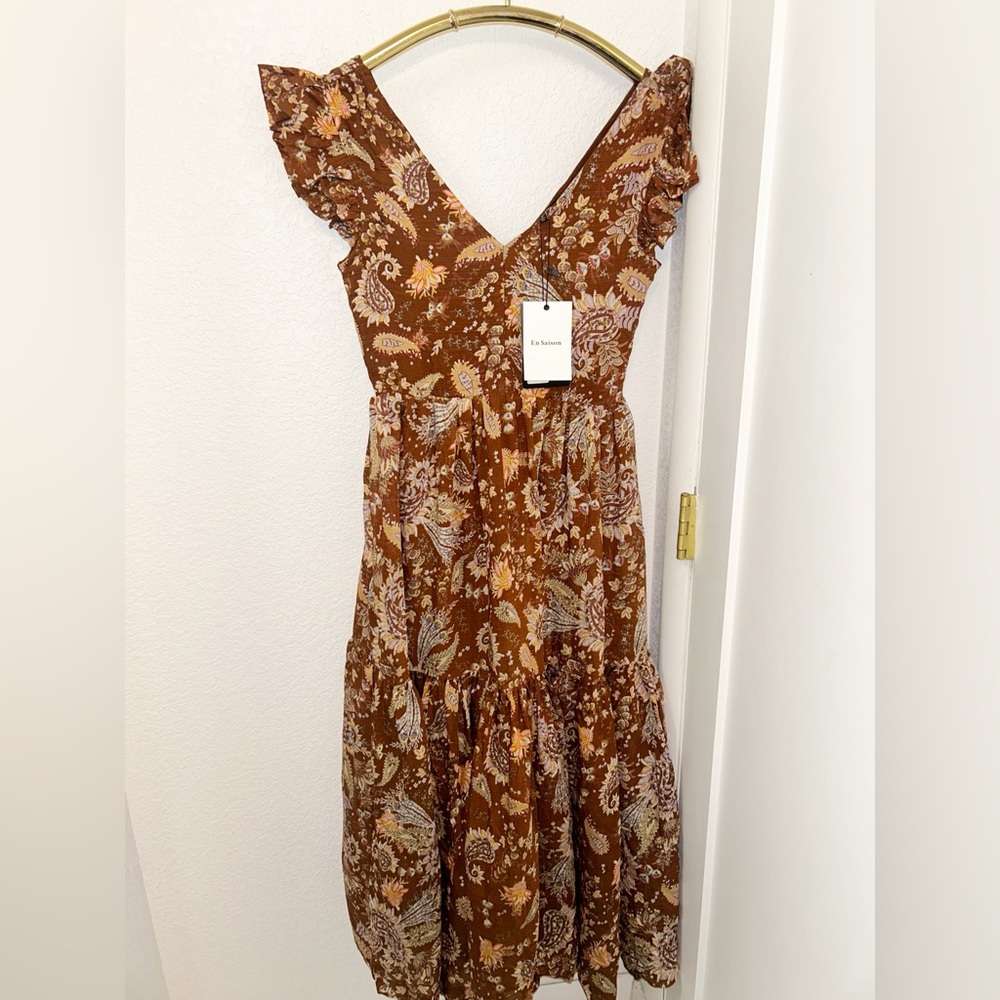 NWT En SAISON The Leila V-Neck Ruffle Sleeve Tiered Paisley on Soft Brown SZ: S